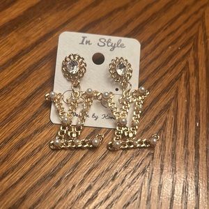 NWOT IN STYLE WOMEN FAUX GOLDTONE AND PEARL & DIAMOND LV EARRING